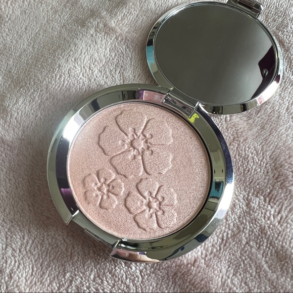 Becca passport to glow: korea (rose quartz) highlighter - Picture 2 of 6